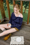 [予約販売/8月下旬入庫予定] Duet Lace Layered One-Shoulder Sweatshirt