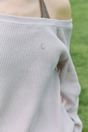 [予約販売/8月下旬入庫予定] More Waffle Off-Shoulder Sweatshirt