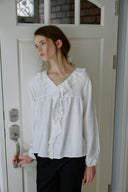 [予約販売/8月下旬入庫予定] Amélie Ruffle Lace Blouse