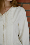 [予約販売/8月下旬入庫予定] Floral Embroidered Pintuck Blouse
